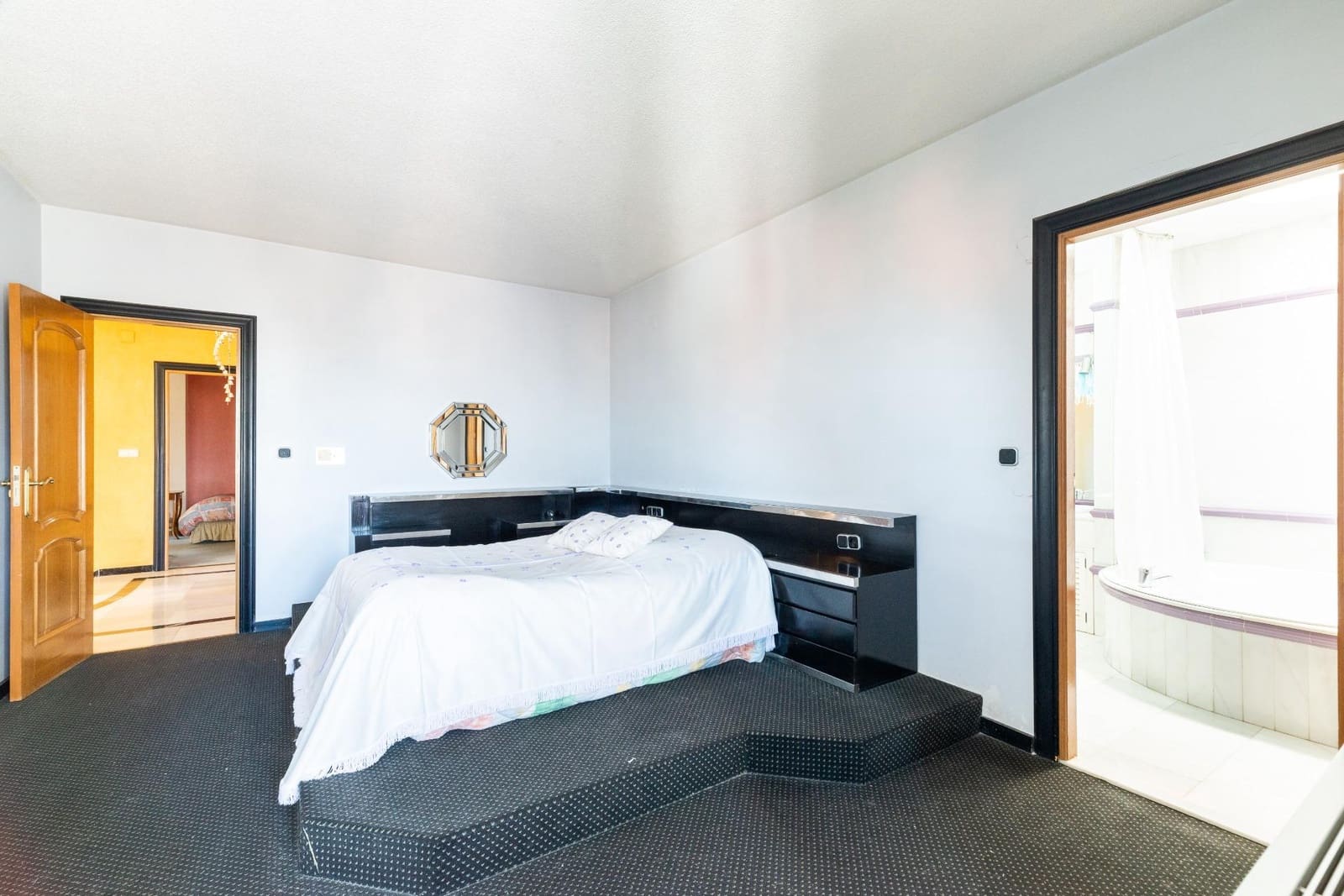 5 bedroom Villa for sale in Granada city with garage - € 890,000 (Ref: 9012325)