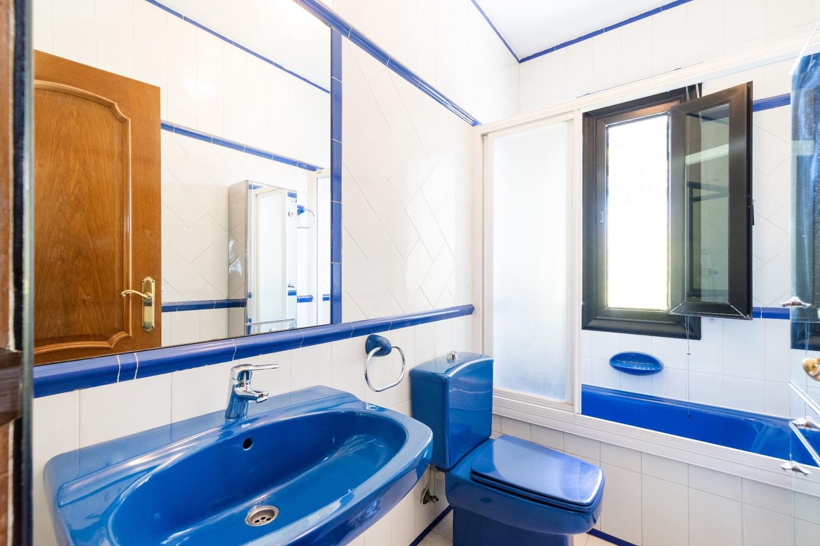 5 bedroom Villa for sale in Granada city with garage - € 890,000 (Ref: 9012325)