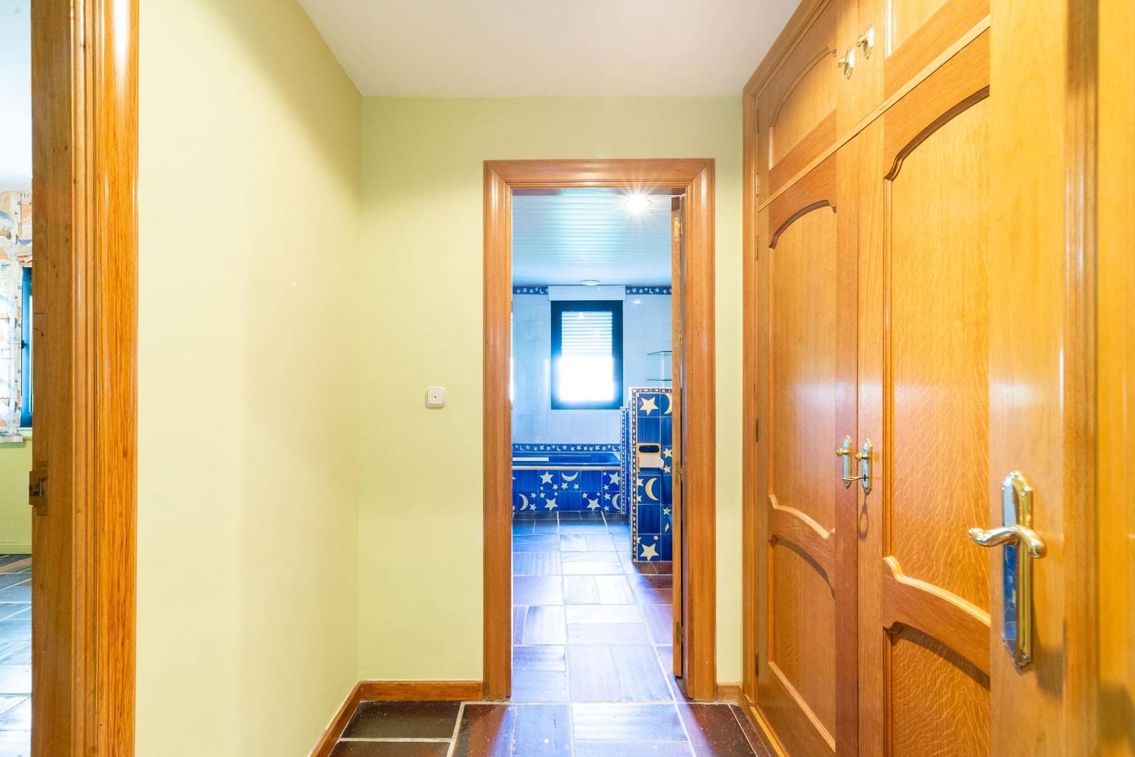 5 bedroom Villa for sale in Granada city with garage - € 890,000 (Ref: 9012325)