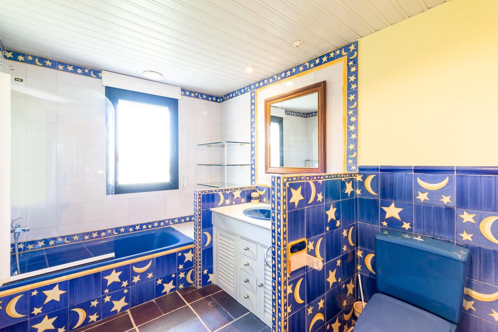 5 bedroom Villa for sale in Granada city with garage - € 890,000 (Ref: 9012325)