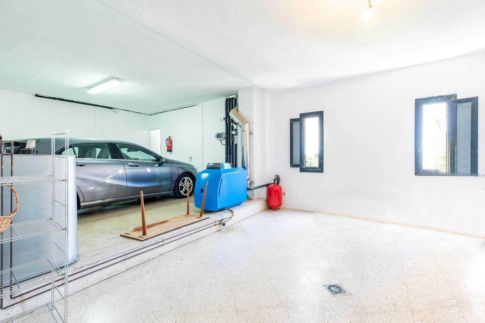 5 bedroom Villa for sale in Granada city with garage - € 890,000 (Ref: 9012325)