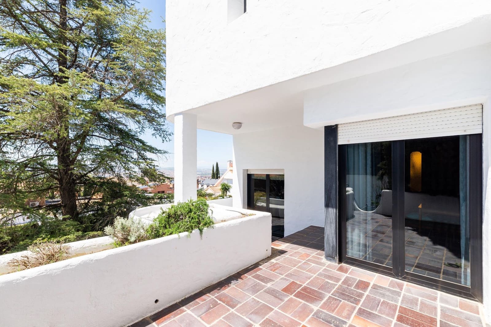 5 bedroom Villa for sale in Granada city with garage - € 890,000 (Ref: 9012325)