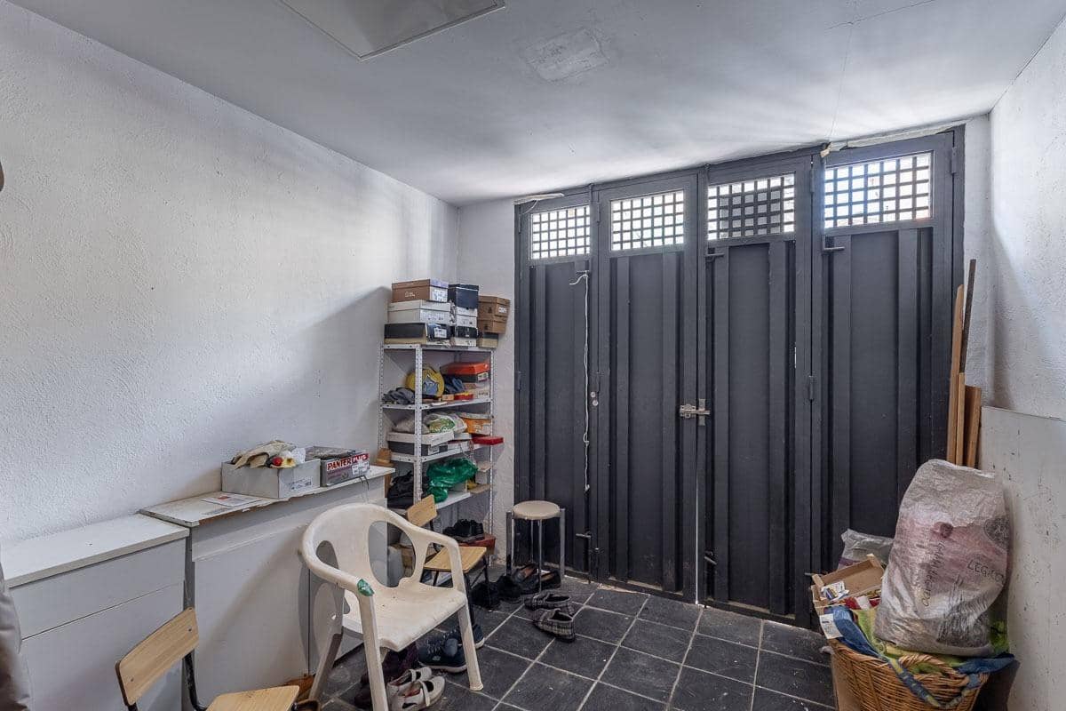 4 soveværelse Byhus til salg i Granada by med garage - € 710.000 (Ref: 9012331)