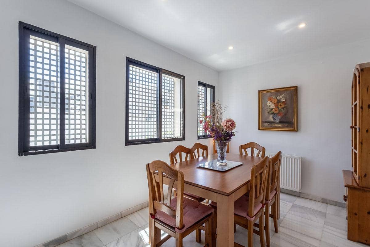 4 soveværelse Byhus til salg i Granada by med garage - € 710.000 (Ref: 9012331)