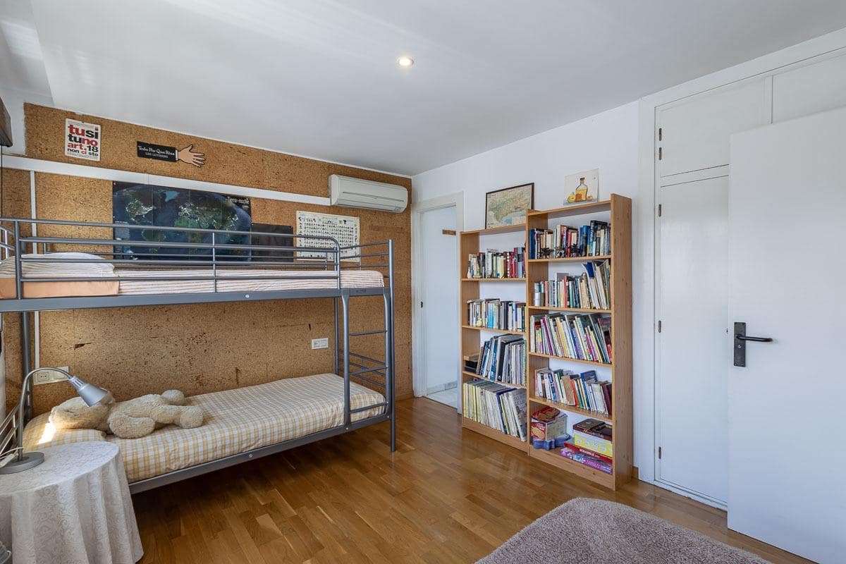 4 soveværelse Byhus til salg i Granada by med garage - € 710.000 (Ref: 9012331)