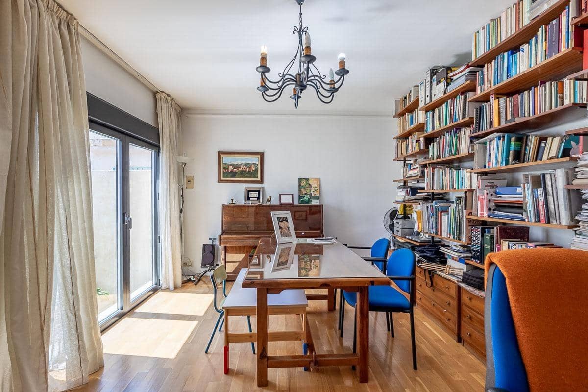 4 soveværelse Byhus til salg i Granada by med garage - € 710.000 (Ref: 9012331)