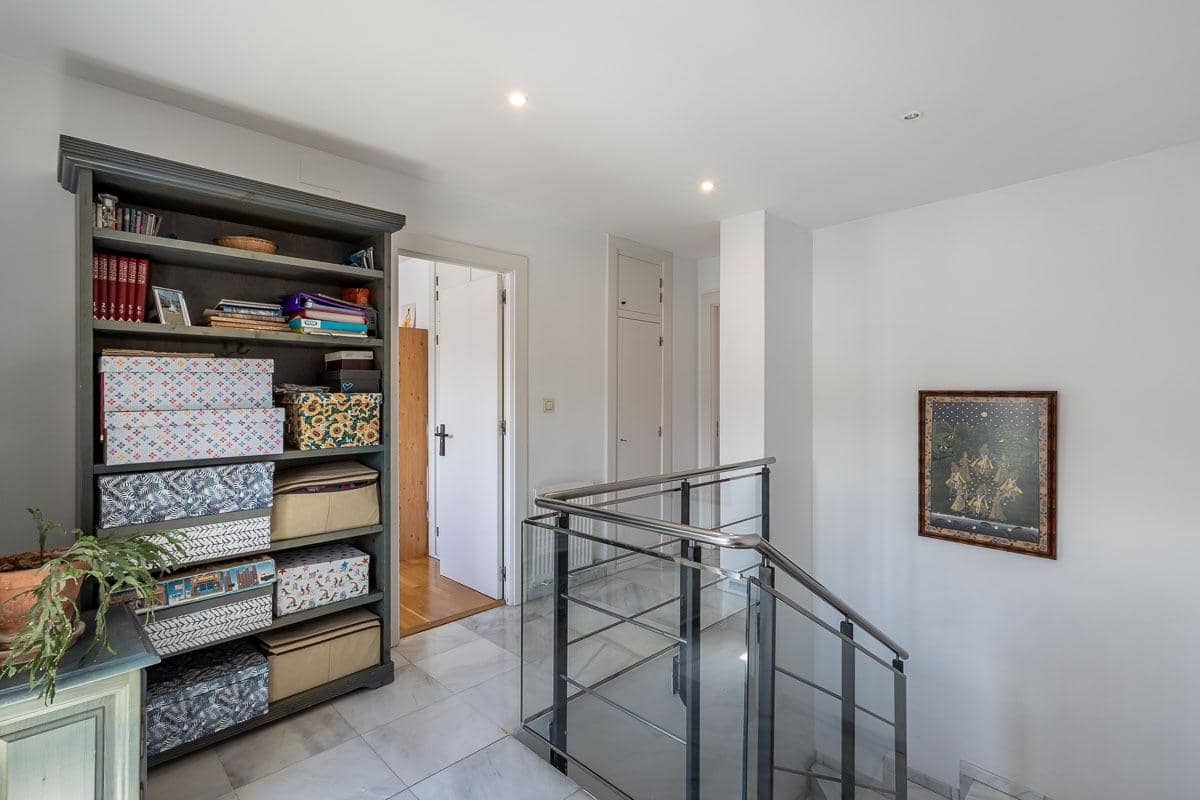 4 soveværelse Byhus til salg i Granada by med garage - € 710.000 (Ref: 9012331)