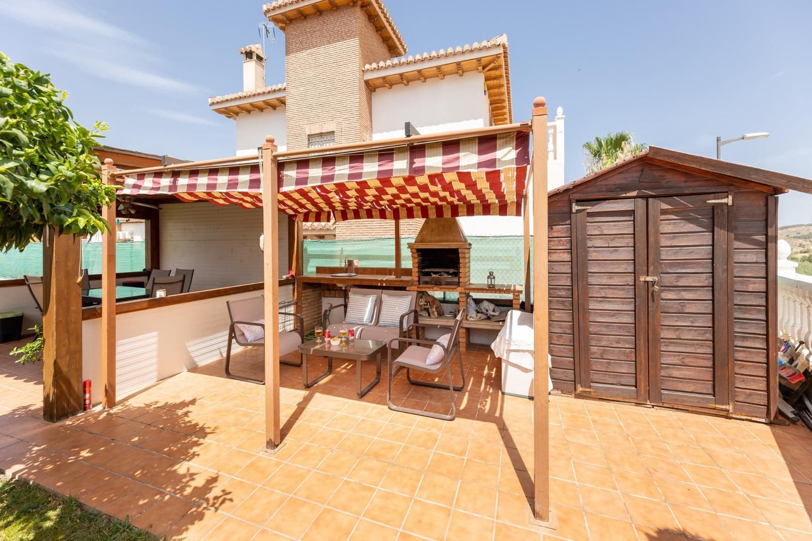 4 soveværelse Villa til salg i Huetor Vega med swimmingpool garage - € 480.000 (Ref: 9089984)