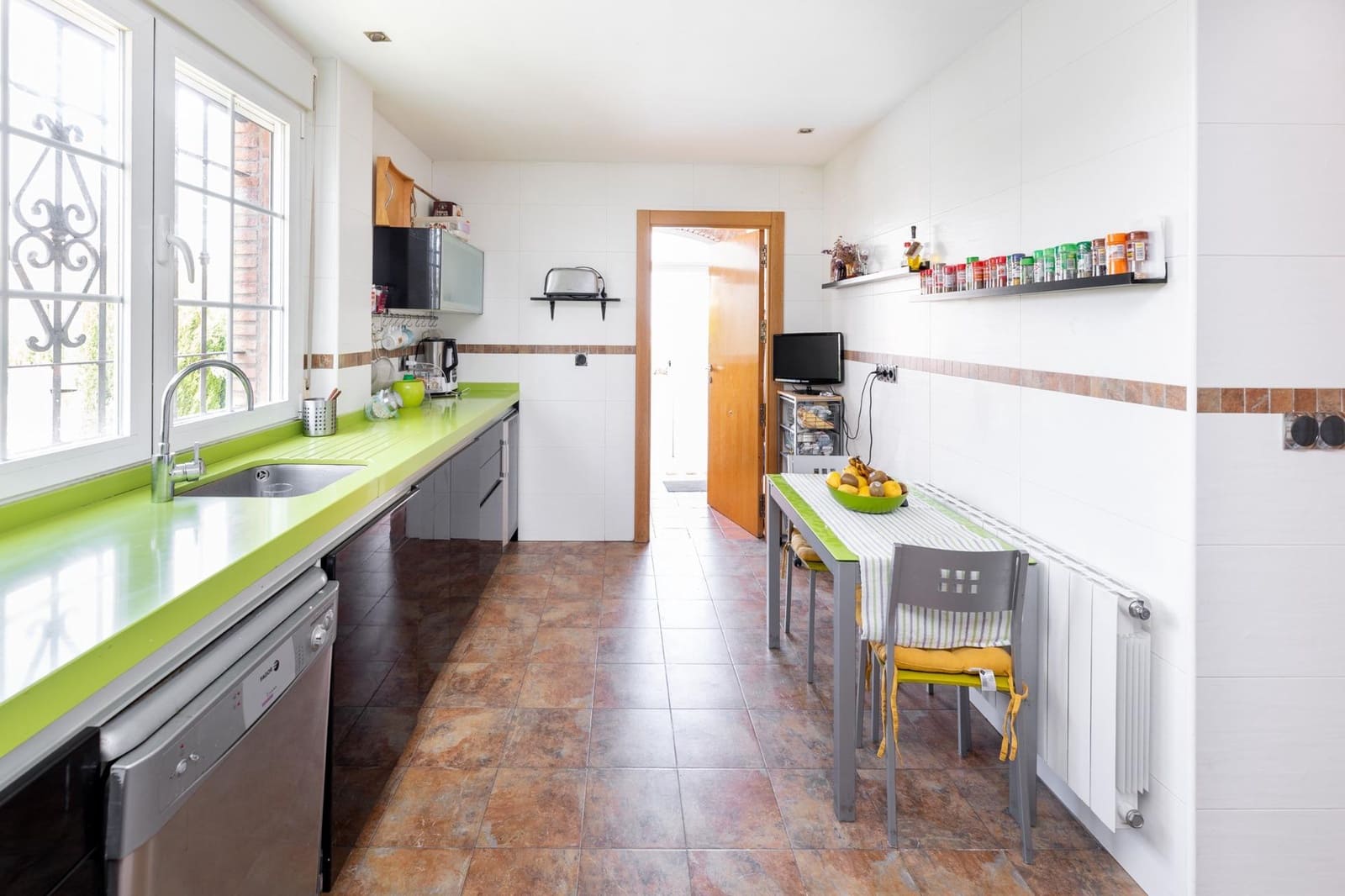 4 soveværelse Villa til salg i Huetor Vega med swimmingpool garage - € 480.000 (Ref: 9089984)