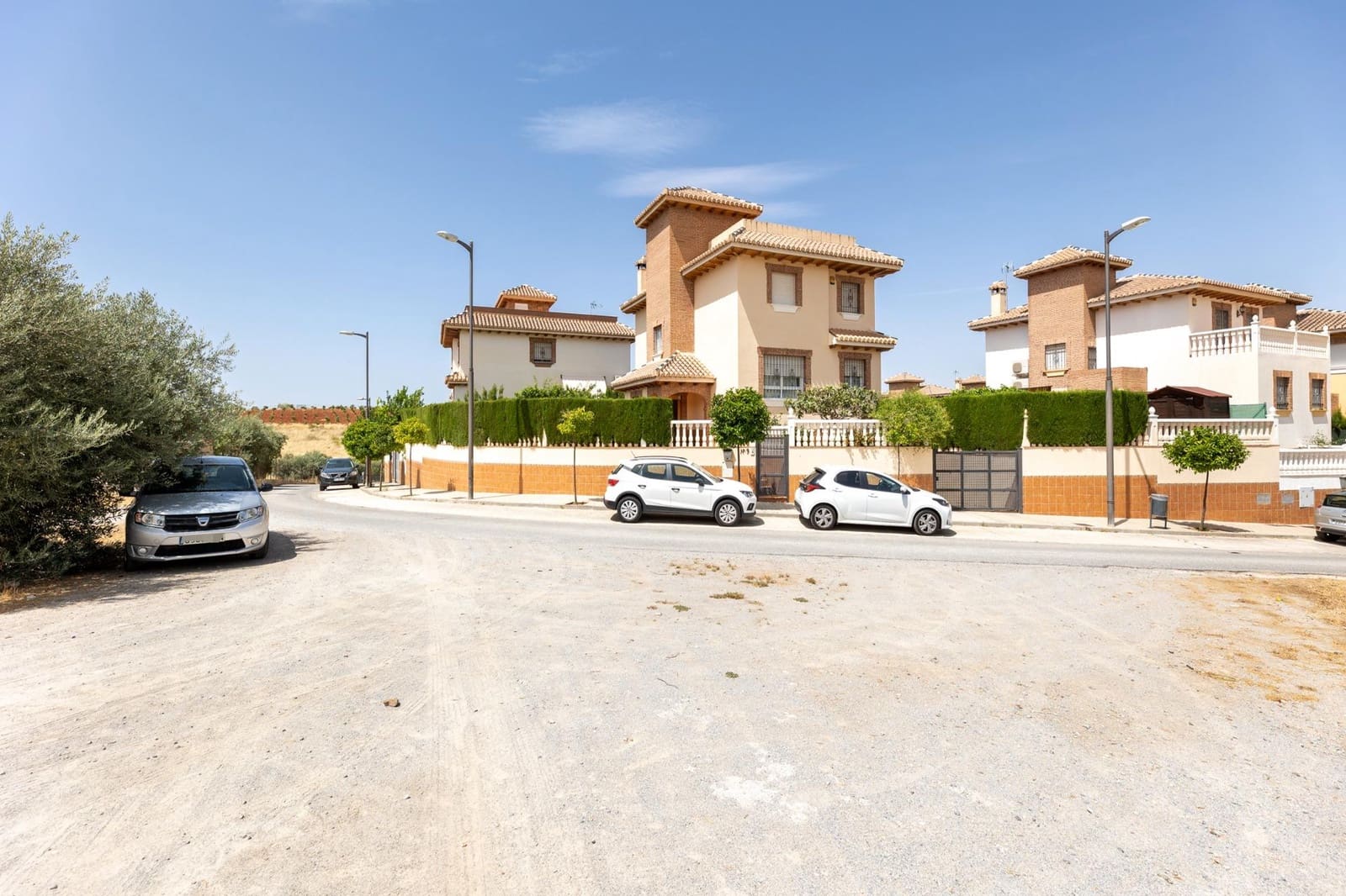 4 soveværelse Villa til salg i Huetor Vega med swimmingpool garage - € 480.000 (Ref: 9089984)