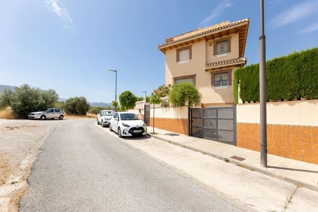 4 soveværelse Villa til salg i Huétor Vega med swimmingpool garage - € 480.000 (Ref: 9089984)