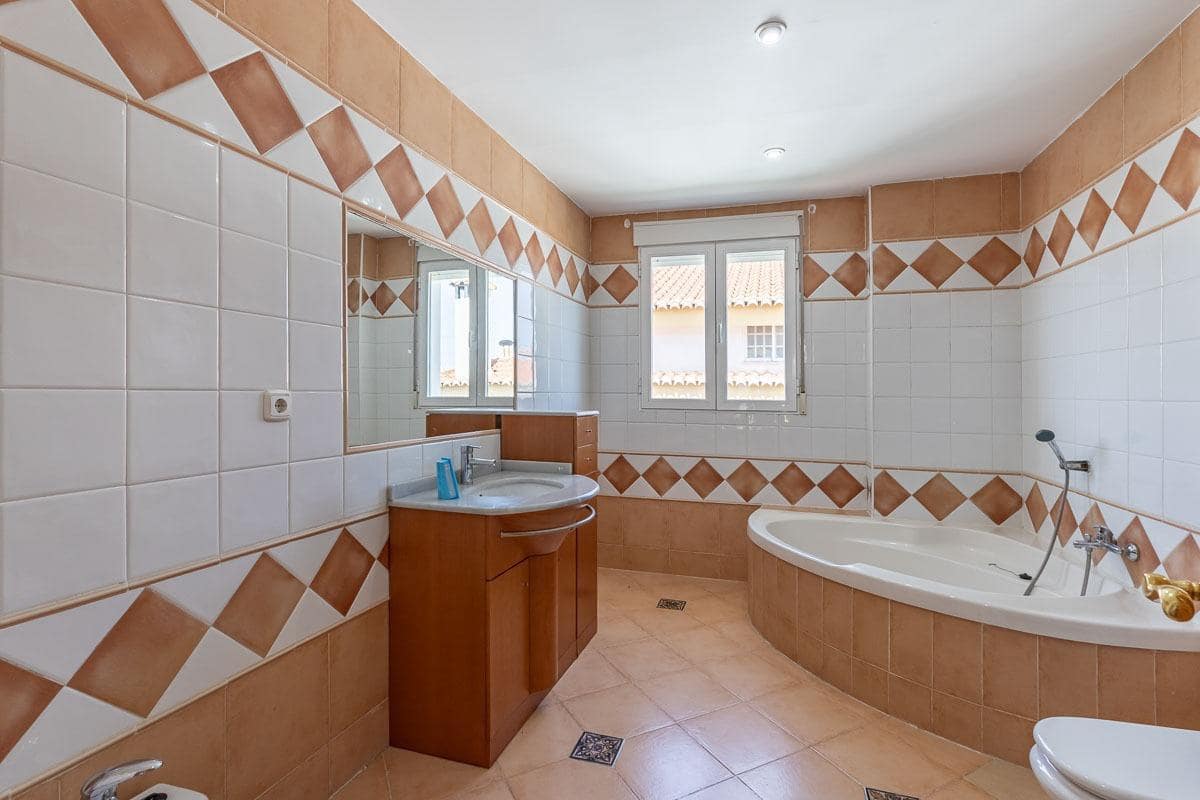 4 Zimmer Villa zu verkaufen in Peligros mit Pool Garage - 430.000 € (Ref: 9118943)