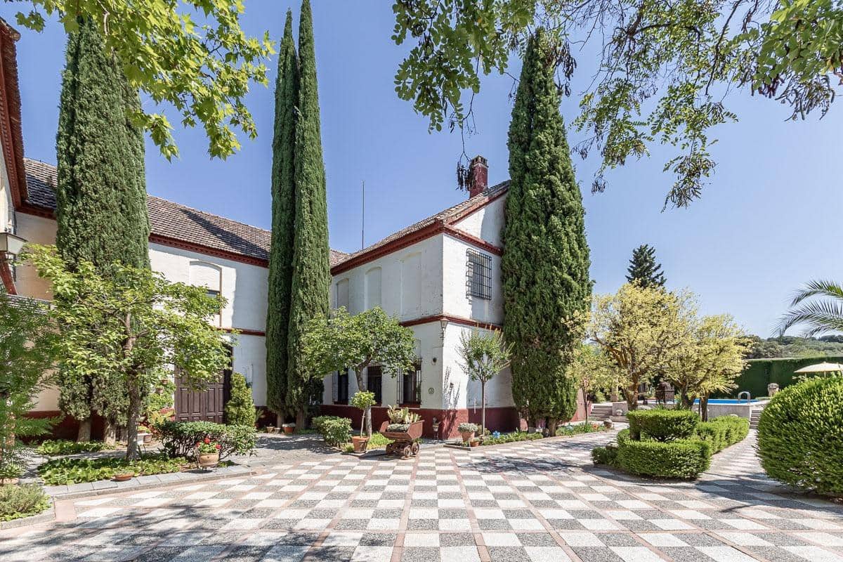 Finca/Casa Rural de 10 habitaciones en Granada ciudad en venta - 675.000 € (Ref: 9129925)