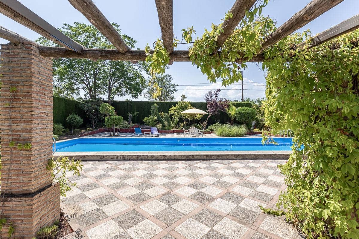 Finca/Casa Rural de 10 habitaciones en Granada ciudad en venta - 675.000 € (Ref: 9129925)