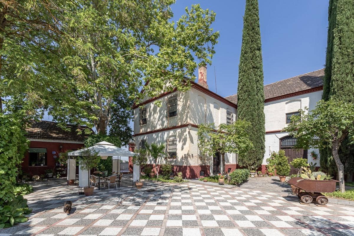 Finca/Casa Rural de 10 habitaciones en Granada ciudad en venta - 675.000 € (Ref: 9129925)