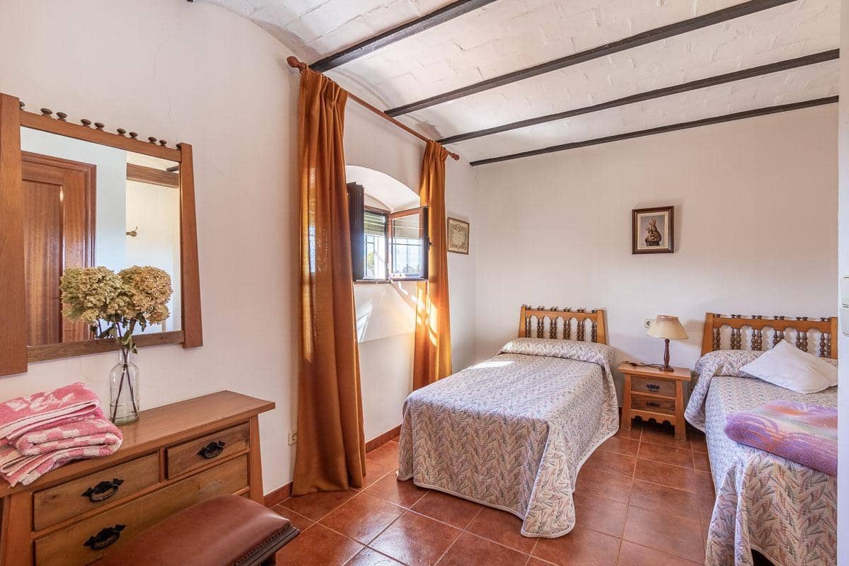 Finca/Casa Rural de 10 habitaciones en Granada ciudad en venta - 675.000 € (Ref: 9129925)