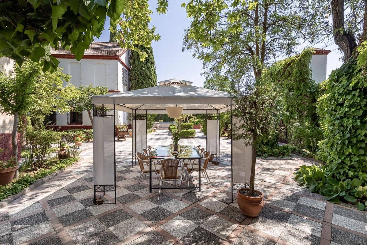 Finca/Casa Rural de 10 habitaciones en Granada ciudad en venta - 675.000 € (Ref: 9129925)