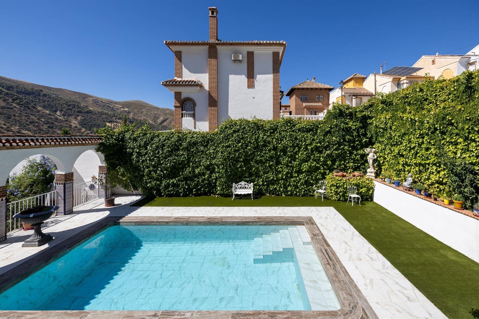 4 slaapkamer Villa te koop in Pinos Genil met zwembad - € 420.000 (Ref: 9137352)