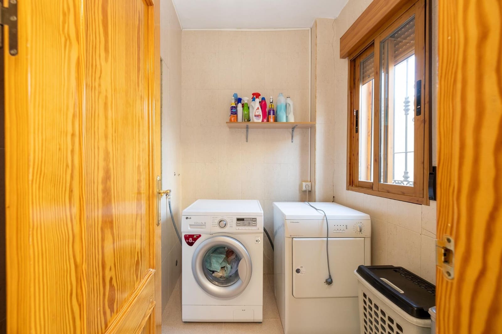 5 bedroom Villa for sale in Vegas del Genil with garage - € 225,000 (Ref: 9143159)