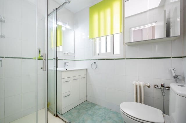 4 soveværelse Lejlighed til salg i Camino de Ronda - Rosaleda, Granada by - € 330.000 (Ref: 9165971)