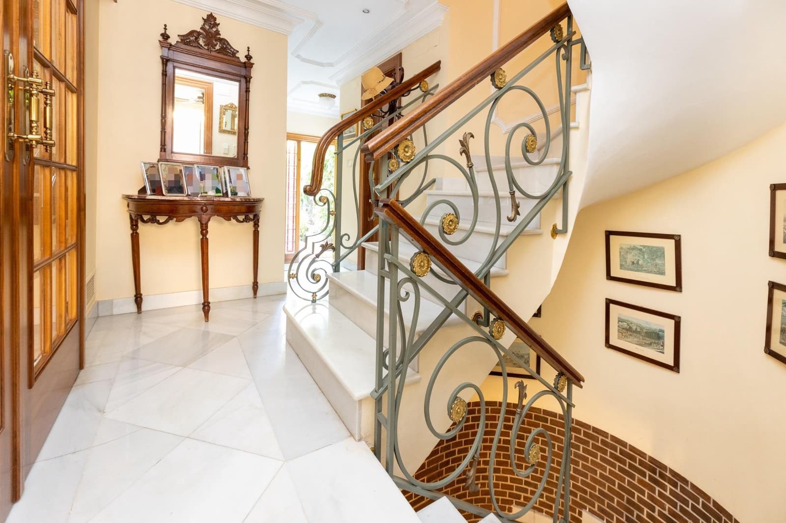 5 soveværelse Semi-Rækkehus til salg i Granada by med swimmingpool garage - € 950.000 (Ref: 9215333)