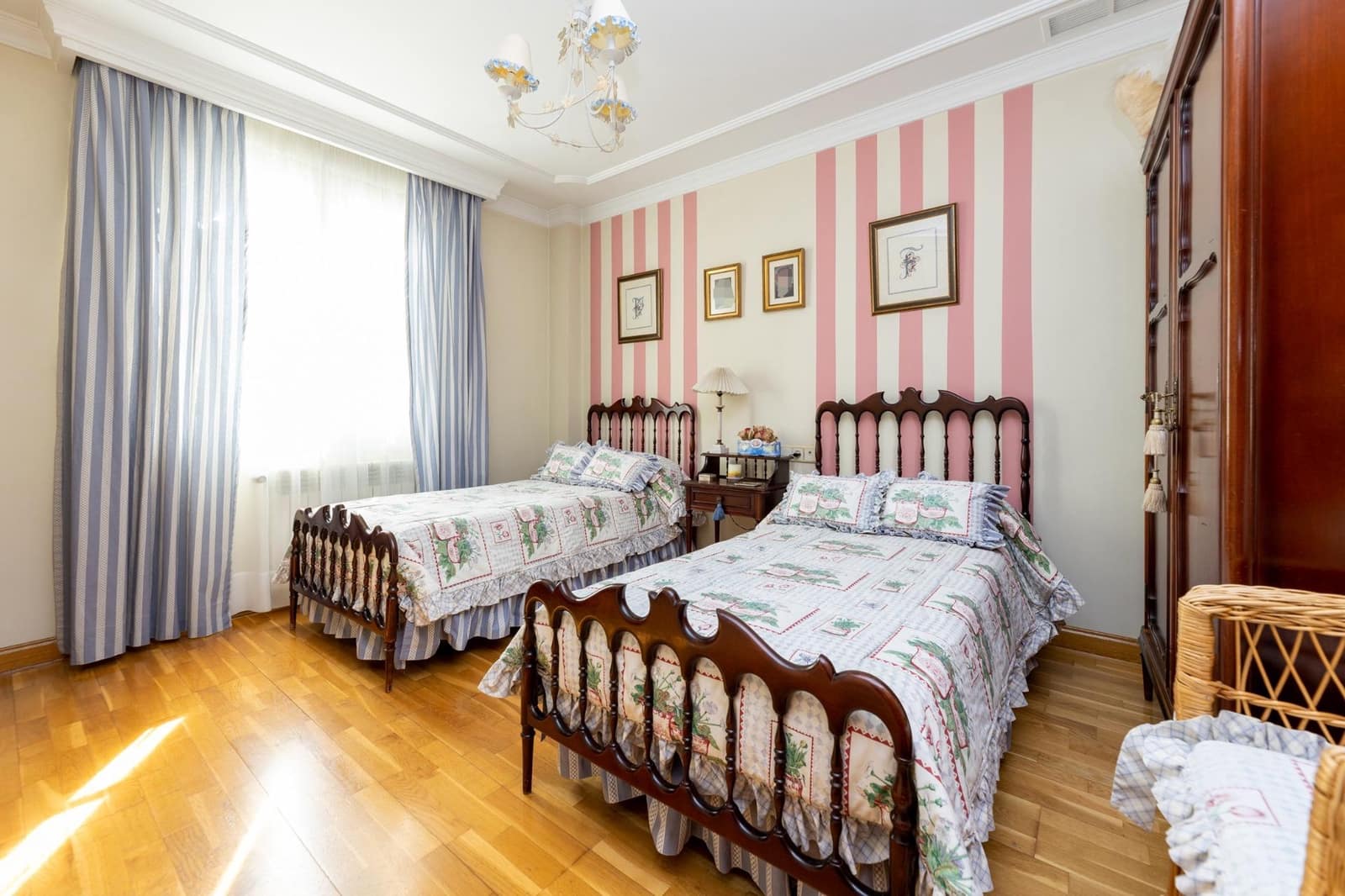 5 soveværelse Semi-Rækkehus til salg i Granada by med swimmingpool garage - € 950.000 (Ref: 9215333)