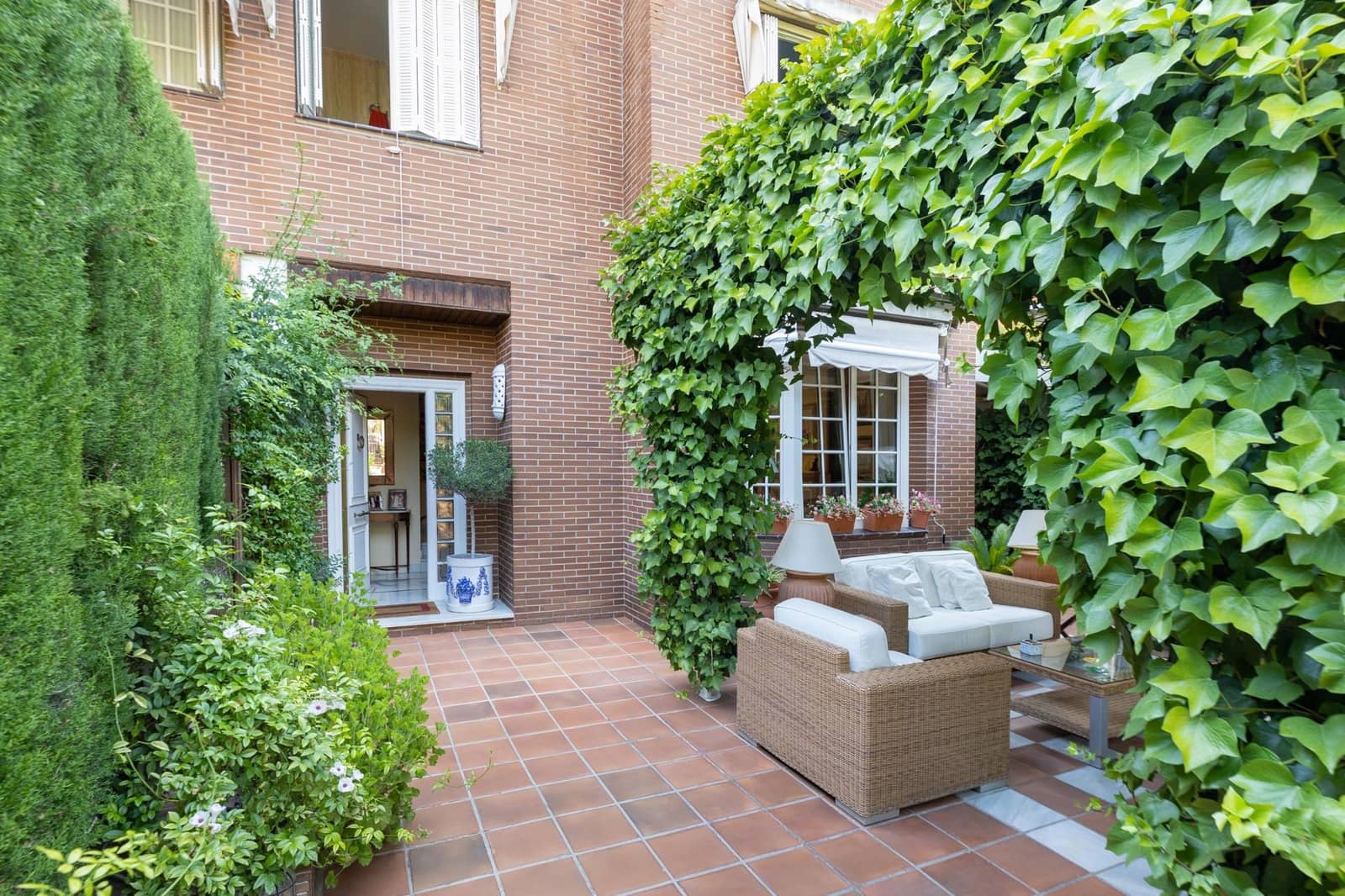 5 soveværelse Semi-Rækkehus til salg i Granada by med swimmingpool garage - € 950.000 (Ref: 9215333)