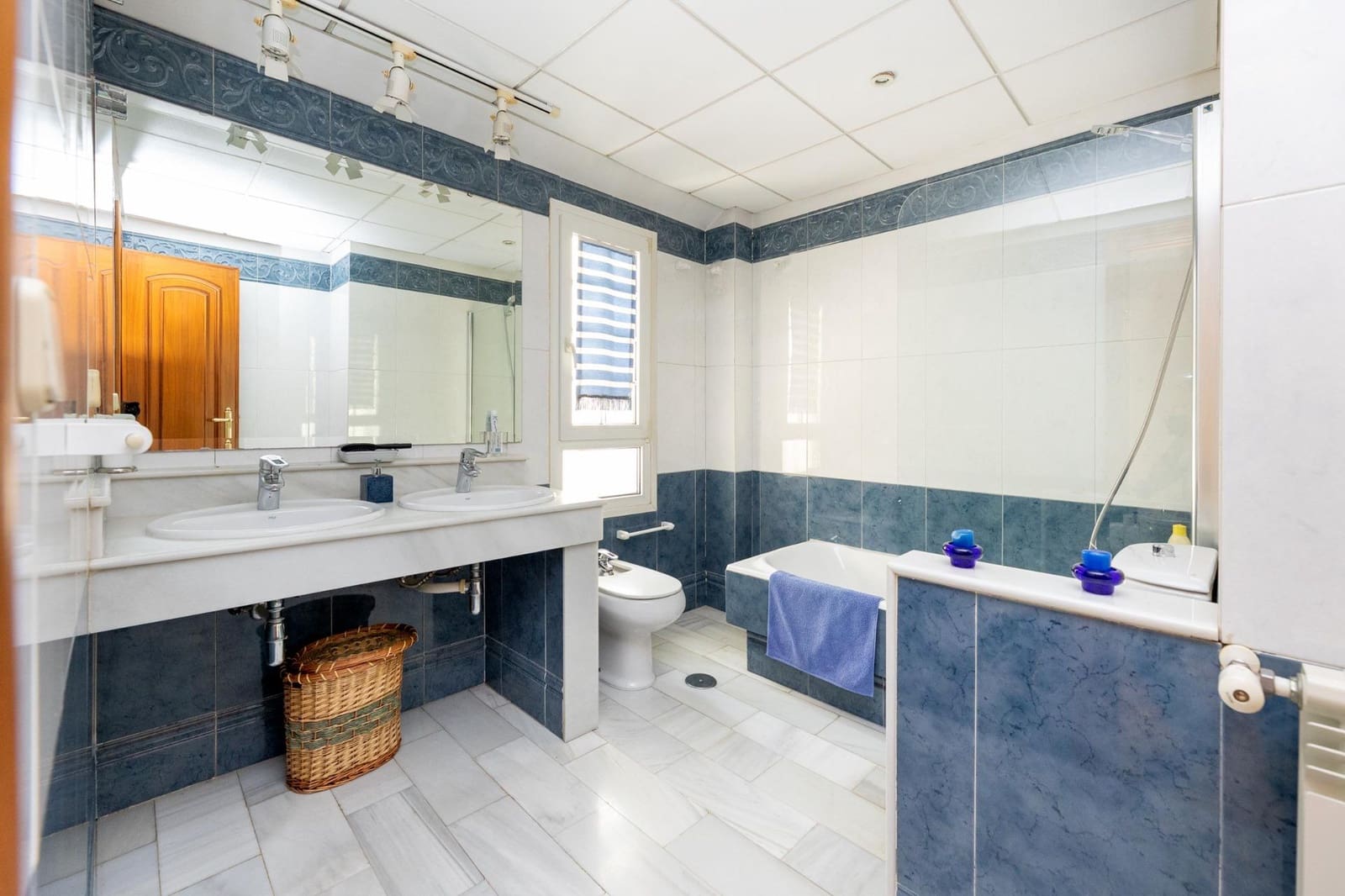 5 soveværelse Semi-Rækkehus til salg i Granada by med swimmingpool garage - € 950.000 (Ref: 9215333)