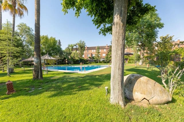 5 soverom Kjedet enebolig til salgs i Granada by med svømmebasseng garasje - € 950 000 (Ref: 9215333)