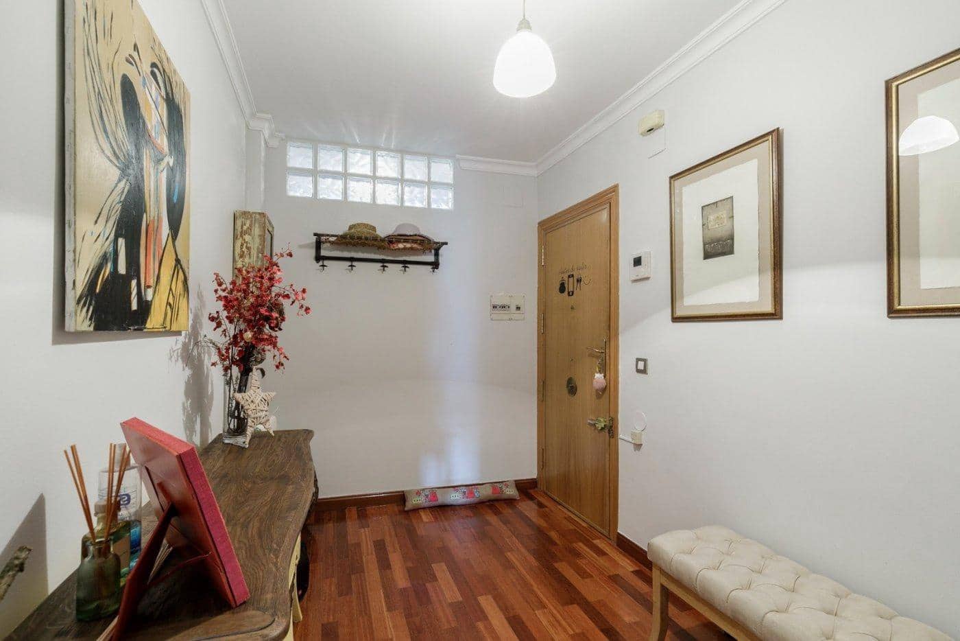 4 bedroom Flat for sale in Granada city with garage - € 530,000 (Ref: 9236804)