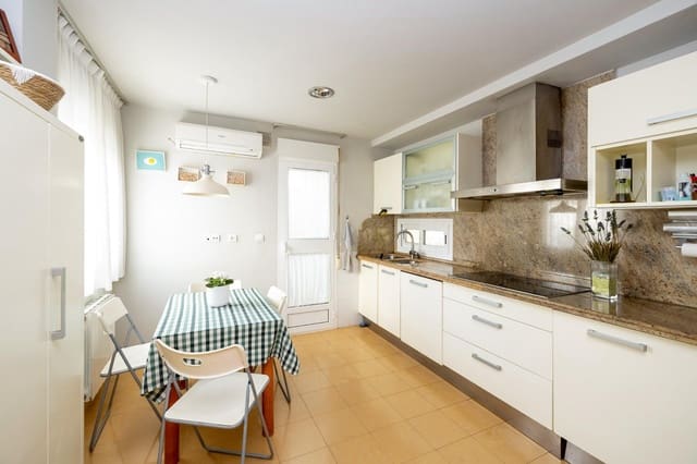 5 bedroom Villa for sale in Granada city with pool garage - € 545,000 (Ref: 9247154)