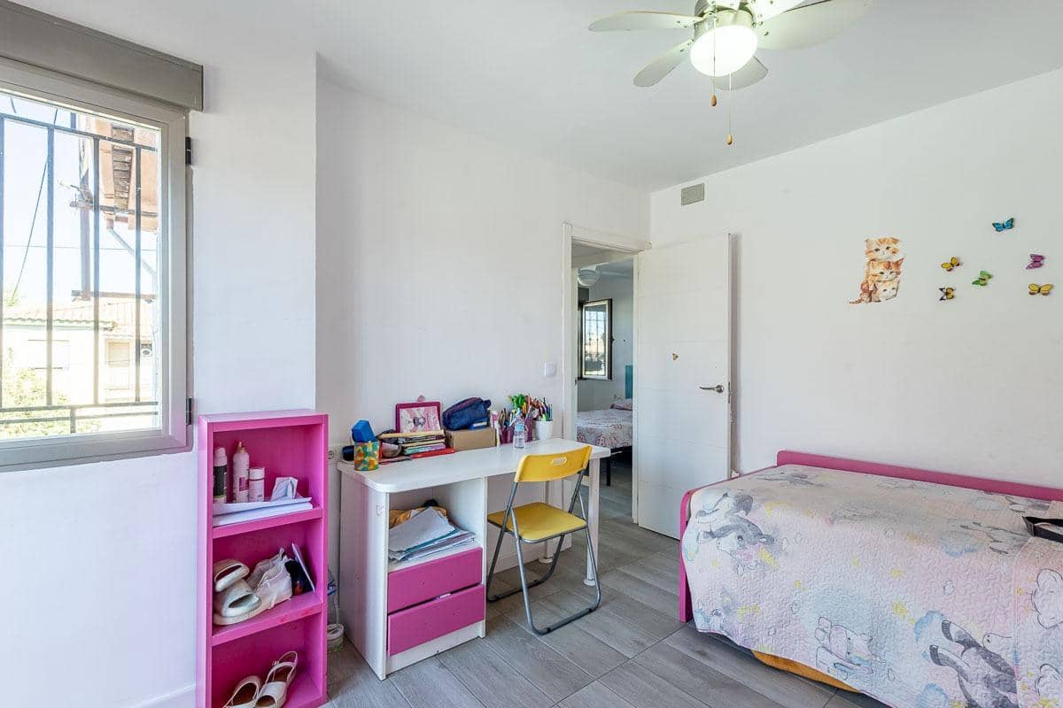 Adosado de 3 habitaciones en Peligros en venta - 195.000 € (Ref: 9262824)