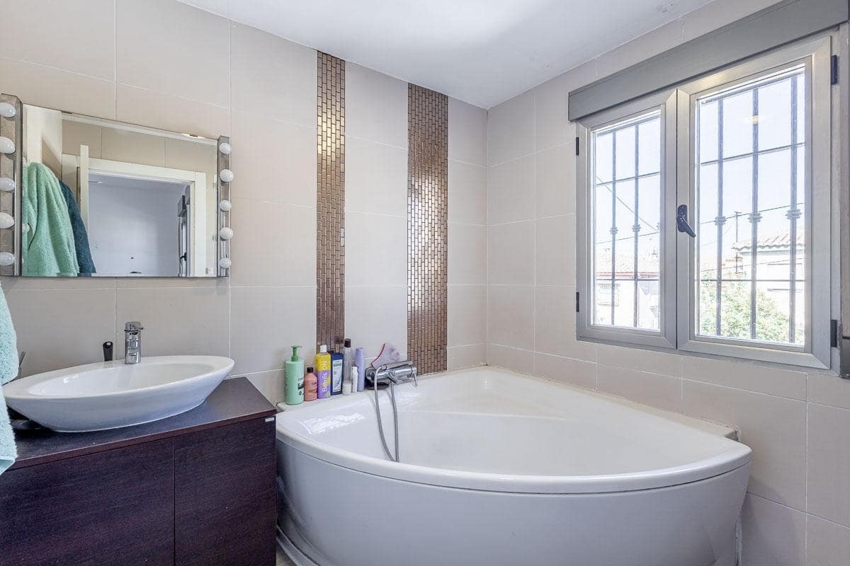 Adosado de 3 habitaciones en Peligros en venta - 195.000 € (Ref: 9262824)