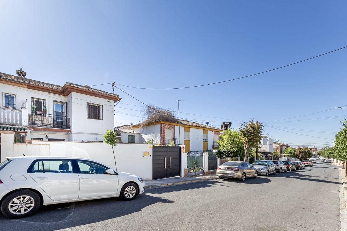 Adosado de 3 habitaciones en Peligros en venta - 195.000 € (Ref: 9262824)