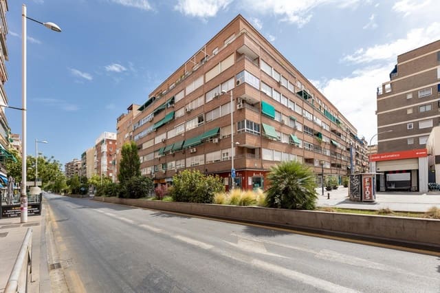 5 bedroom Flat for sale in Granada city with garage - € 380,000 (Ref: 9262825)