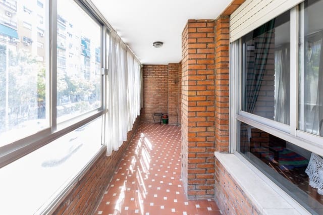 5 bedroom Flat for sale in Granada city with garage - € 380,000 (Ref: 9262825)