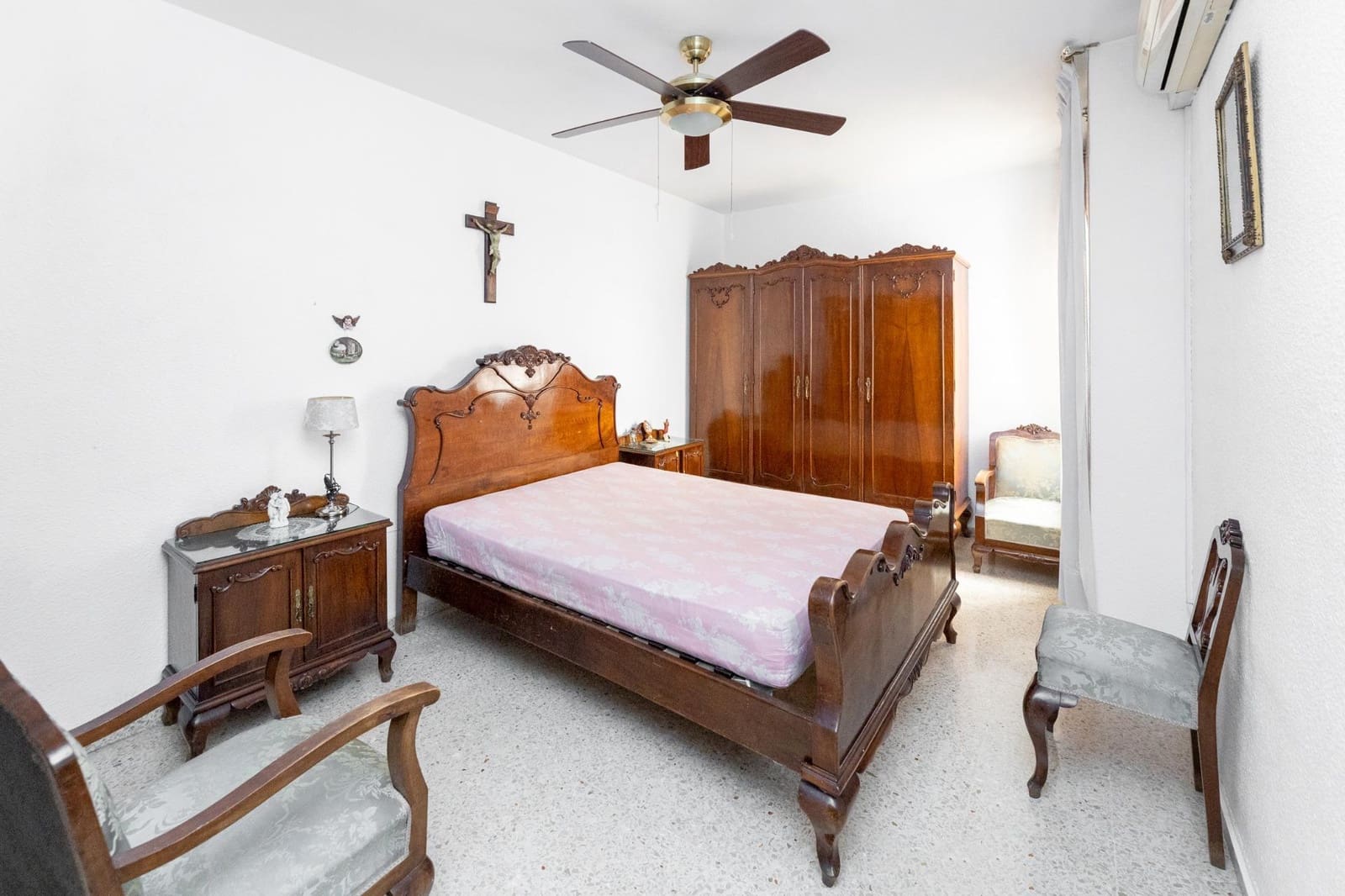 5 bedroom Flat for sale in Granada city with garage - € 380,000 (Ref: 9262825)