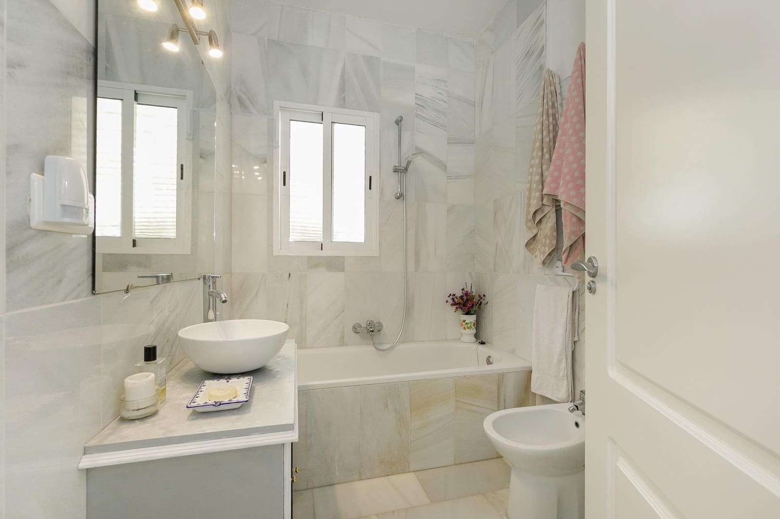 4 bedroom Villa for sale in Las Gabias with pool garage - € 439,000 (Ref: 9272496)