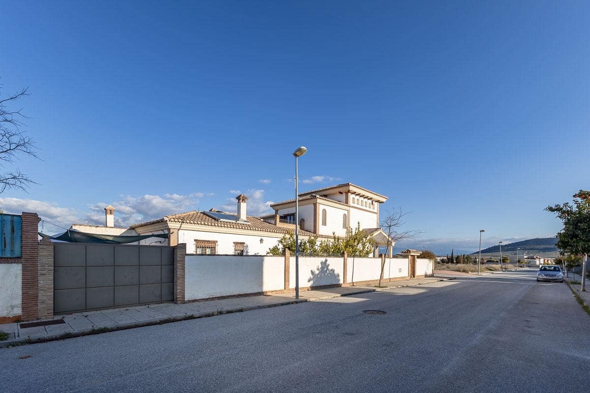 4 bedroom Villa for sale in Atarfe with pool garage - € 370,000 (Ref: 9282416)