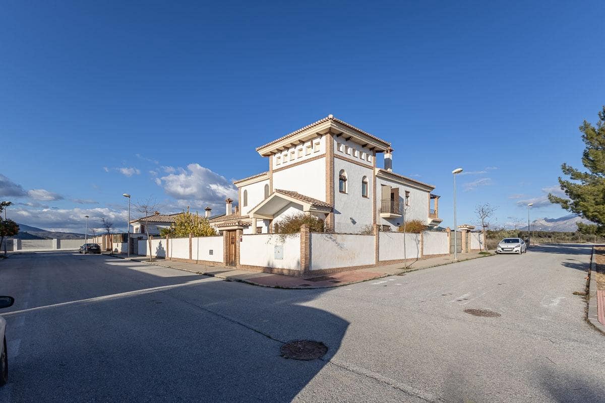 4 bedroom Villa for sale in Atarfe with pool garage - € 370,000 (Ref: 9282416)