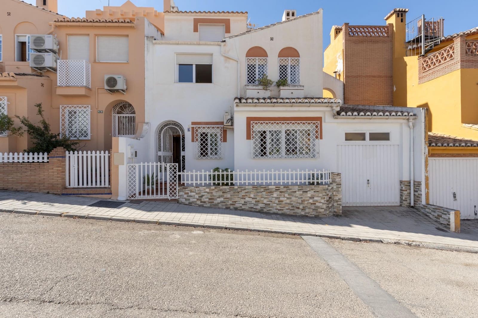 4 Zimmer Reihenhaus zu verkaufen in Huetor Vega mit Garage - 245.000 € (Ref: 9312777)