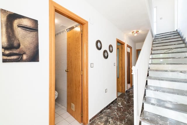 4 sypialnia Willa na sprzedaż w Peligros z basenem garażem - 249 900 € (Ref: 9321818)