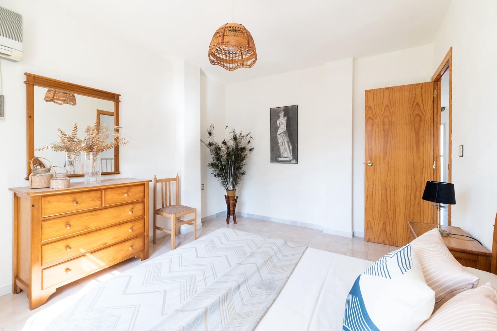 4 sypialnia Willa na sprzedaż w Peligros z basenem garażem - 249 900 € (Ref: 9321818)