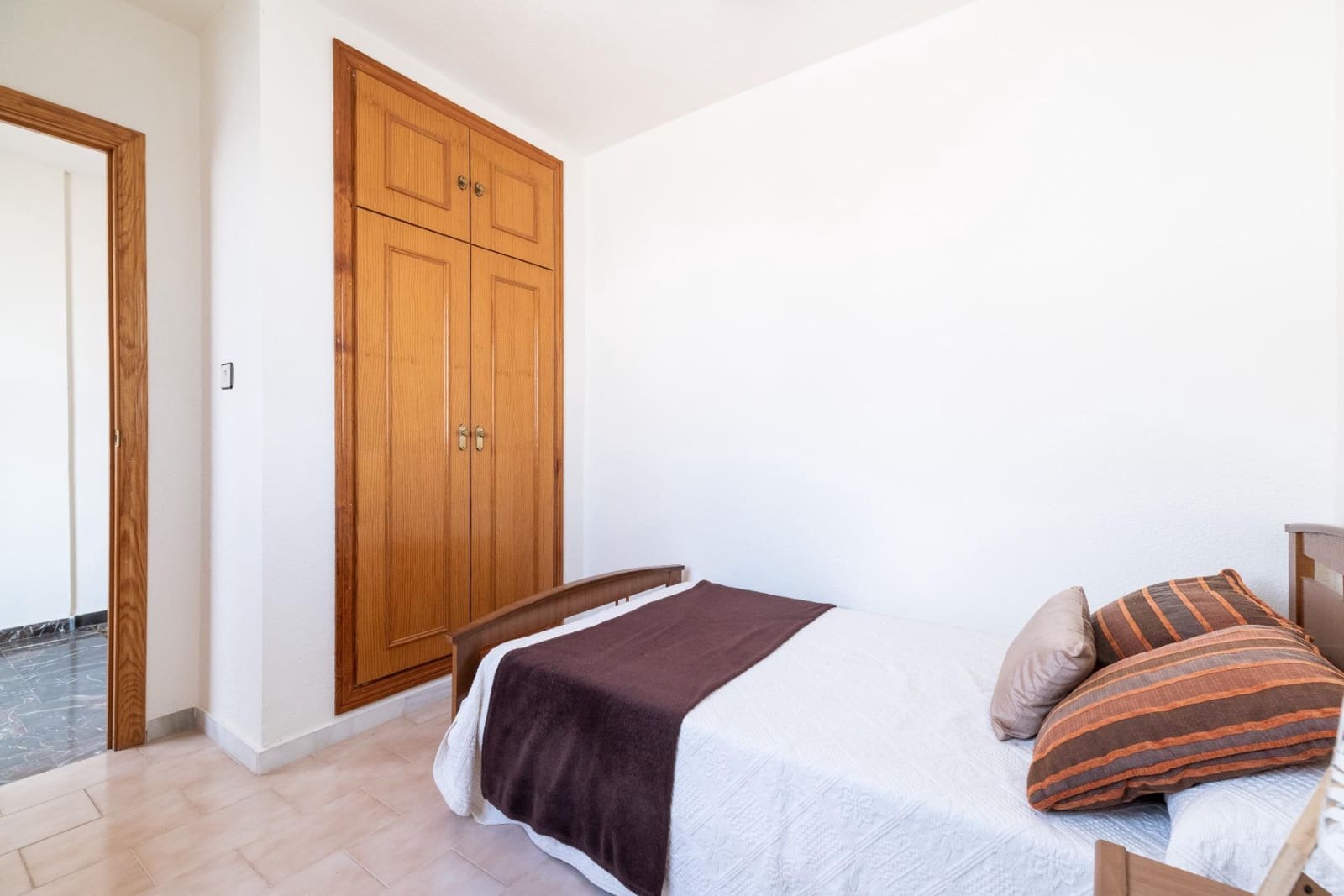 4 sypialnia Willa na sprzedaż w Peligros z basenem garażem - 249 900 € (Ref: 9321818)