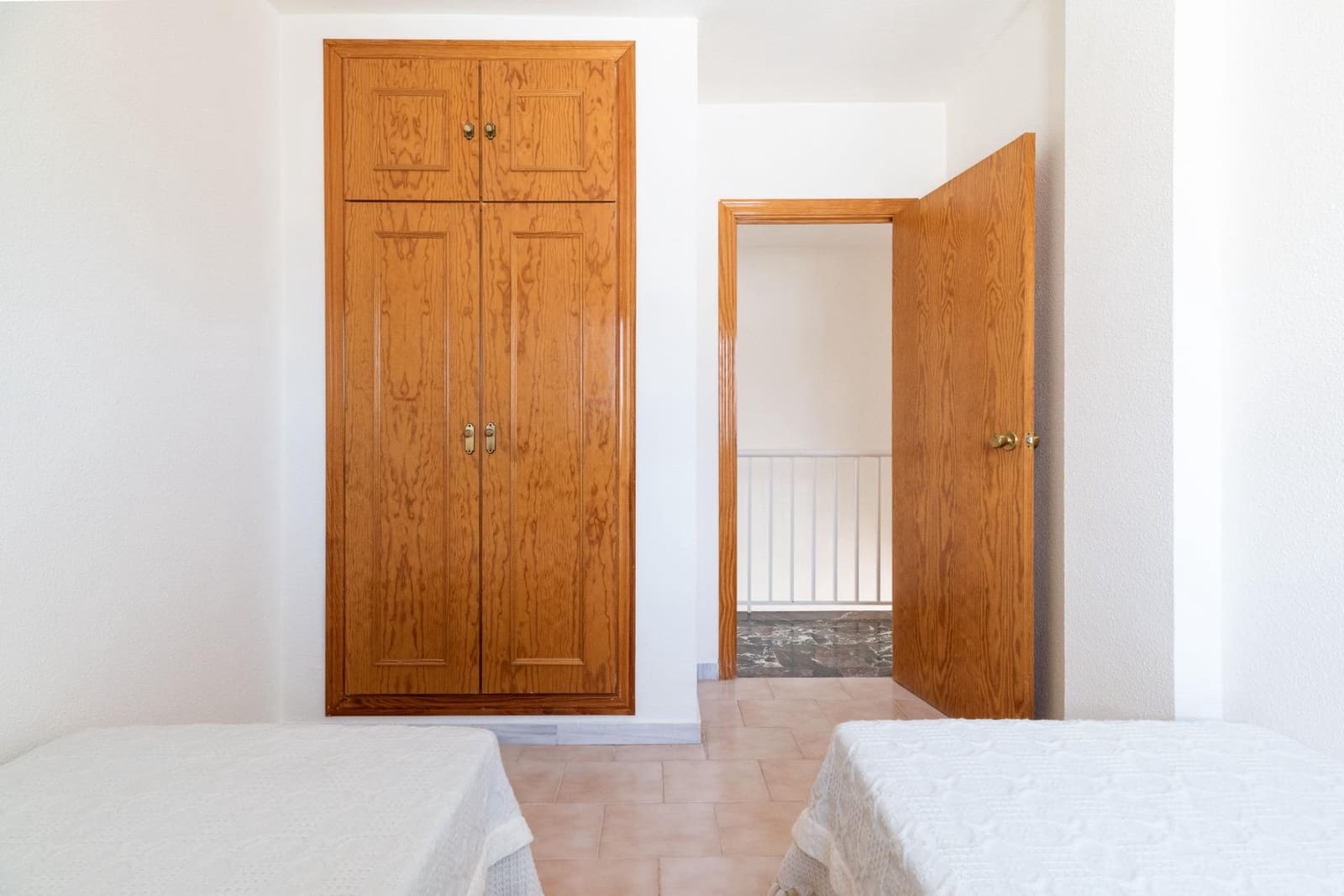 4 sypialnia Willa na sprzedaż w Peligros z basenem garażem - 249 900 € (Ref: 9321818)