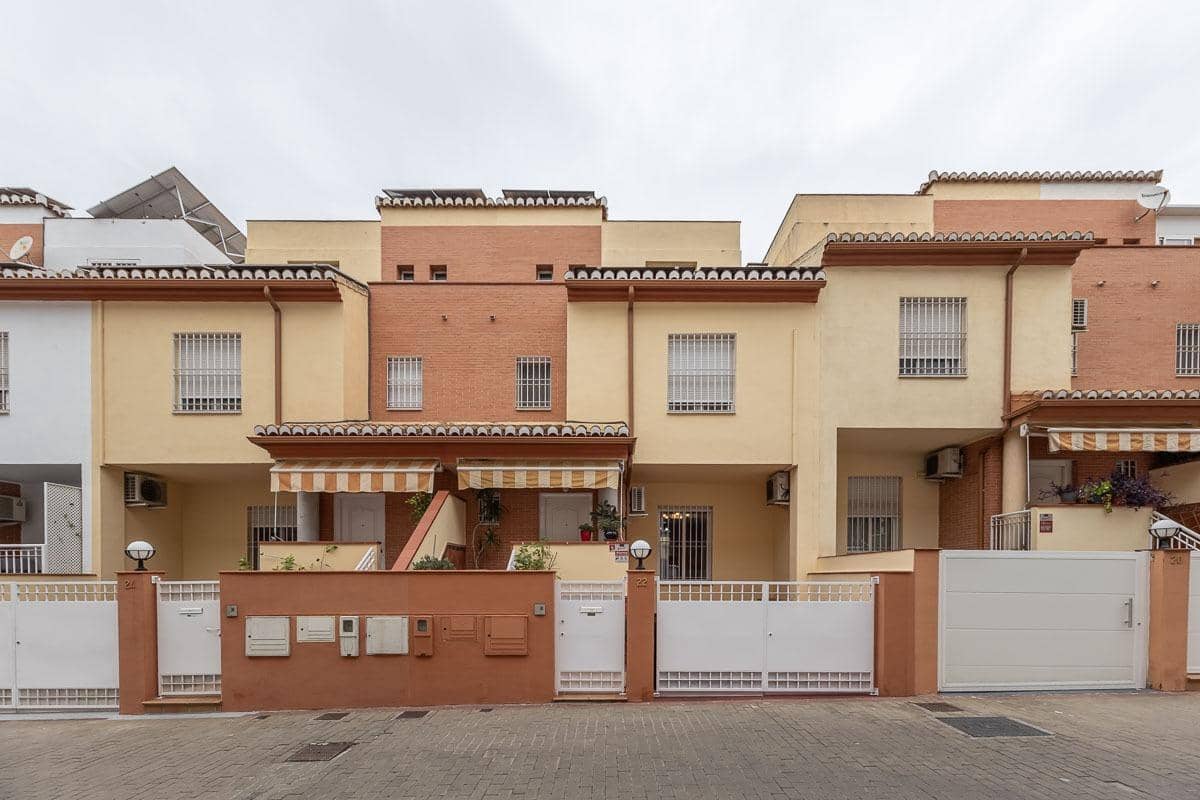 4 slaapkamer Rijtjeshuis te koop in Granada stad met garage - € 335.000 (Ref: 9335275)