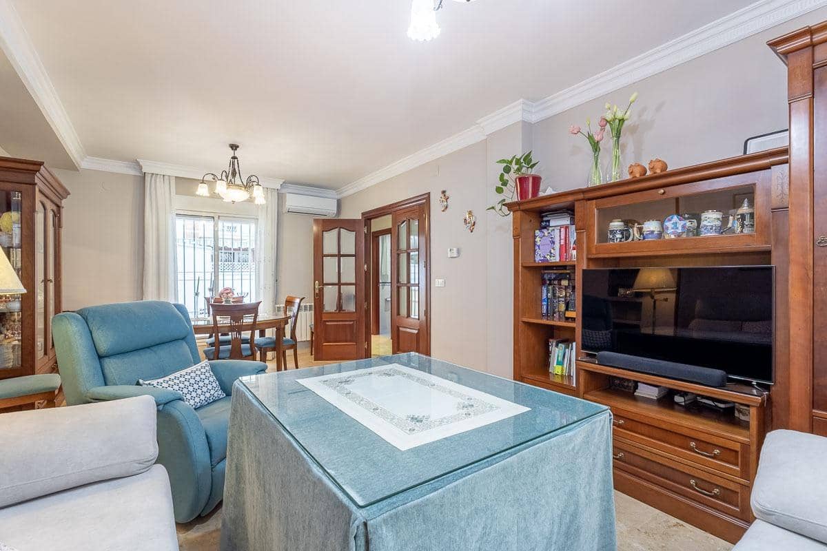 4 slaapkamer Rijtjeshuis te koop in Granada stad met garage - € 335.000 (Ref: 9335275)