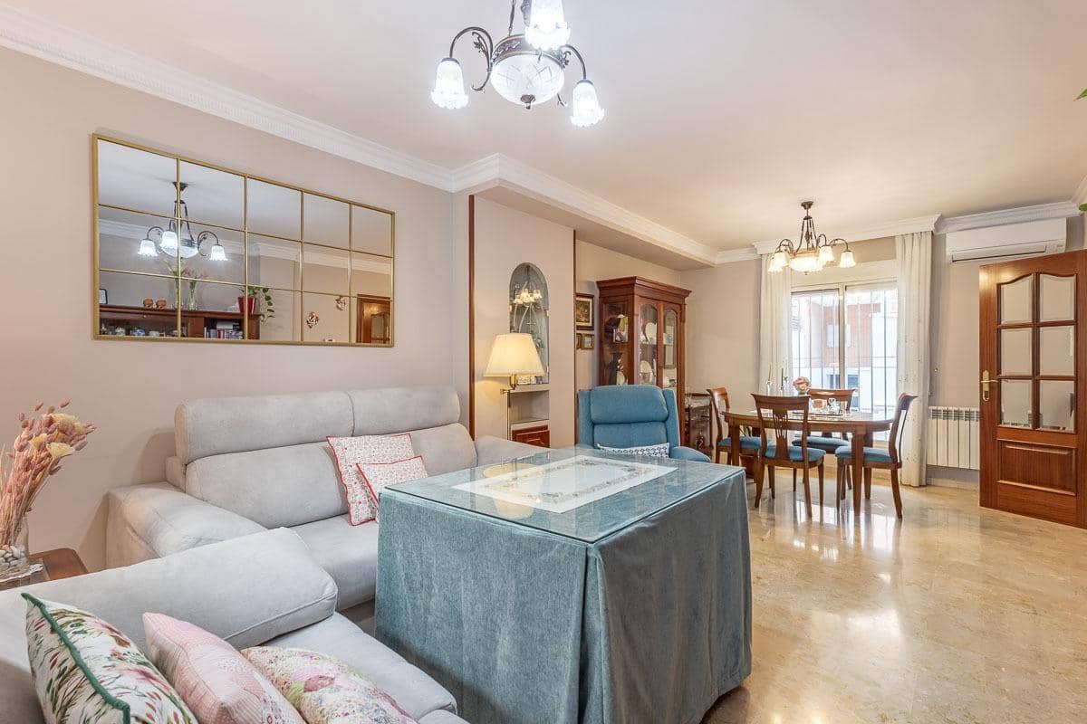 4 slaapkamer Rijtjeshuis te koop in Granada stad met garage - € 335.000 (Ref: 9335275)