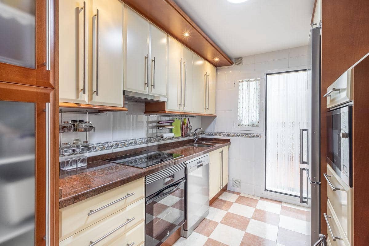 4 slaapkamer Rijtjeshuis te koop in Granada stad met garage - € 335.000 (Ref: 9335275)