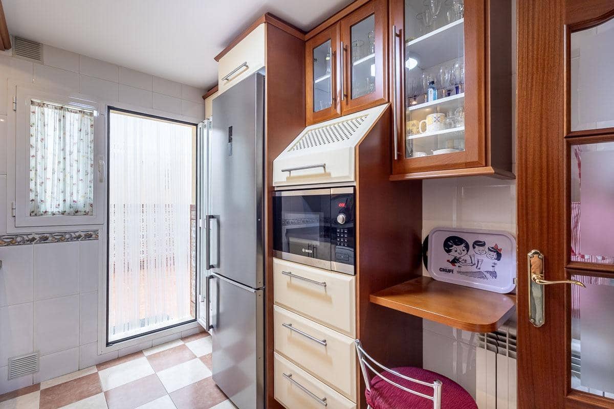 4 slaapkamer Rijtjeshuis te koop in Granada stad met garage - € 335.000 (Ref: 9335275)